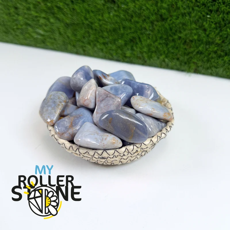 Blauer Chalcedon-Trommelstein AB