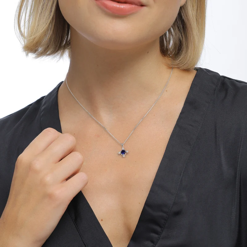 Halskette Kreuz | Saphir (Blau) & Laborgezüchteter Diamant (Weiß, 0.06 ct)