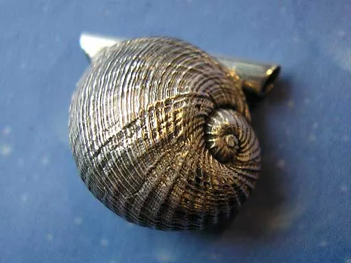 Mond Schnecke gestreift Anhänger