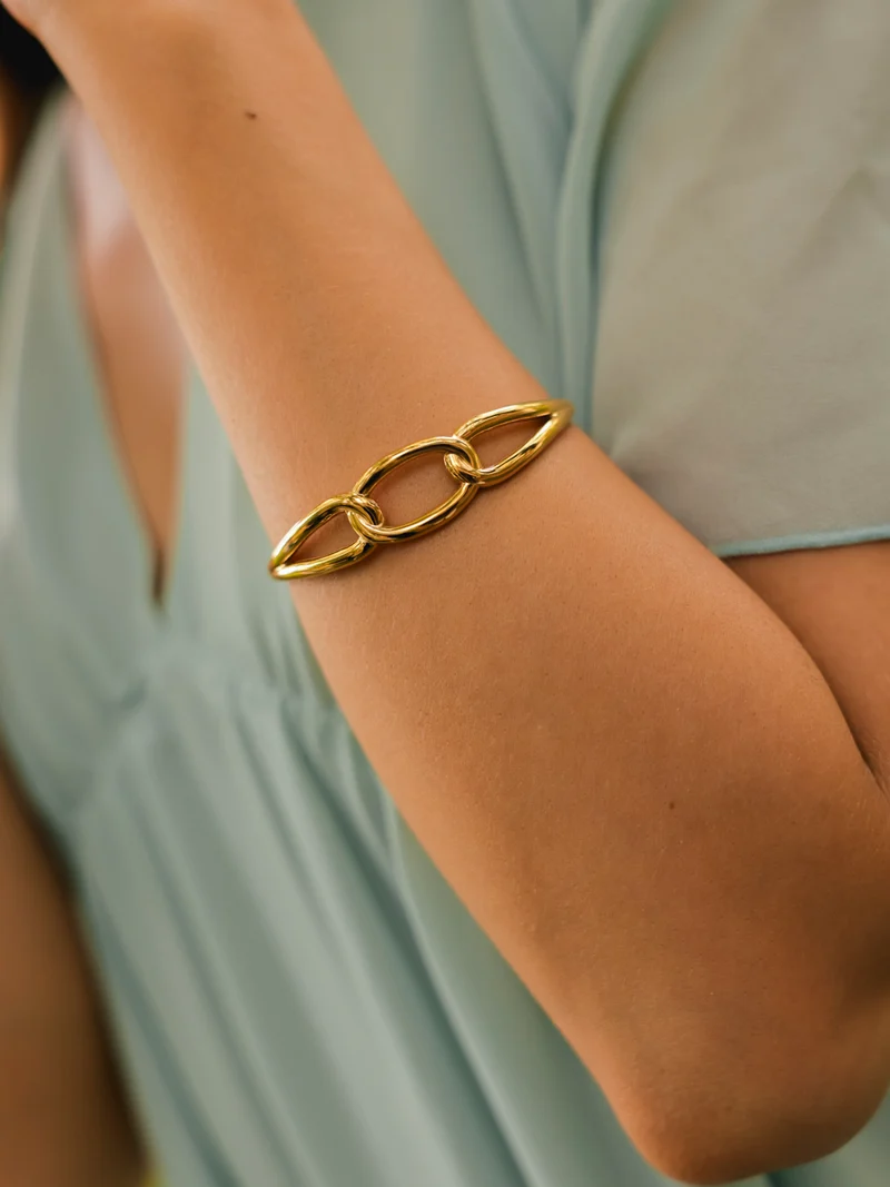 Airy Circle Armcuff