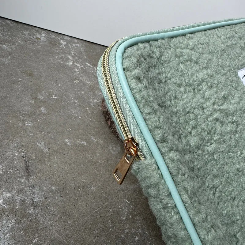 Fluffy Laptop Case - Farbe Sage