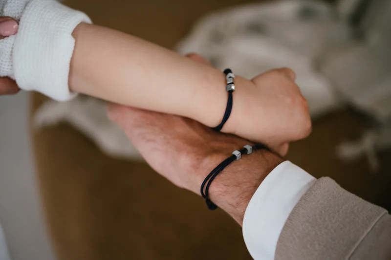 Mannen Initial Cube Armband - Goudkleurig staal - Gepersonaliseerde Heren Armband