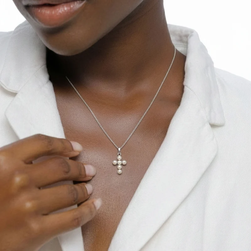 Halskette Kreuz | Mit Perlen von Swarovski® (Weiß)