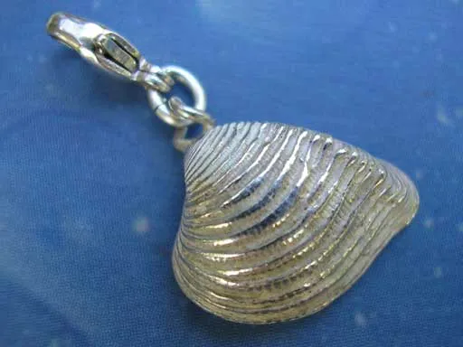 Täuschende Dickmuschel Charms mit Karabiner