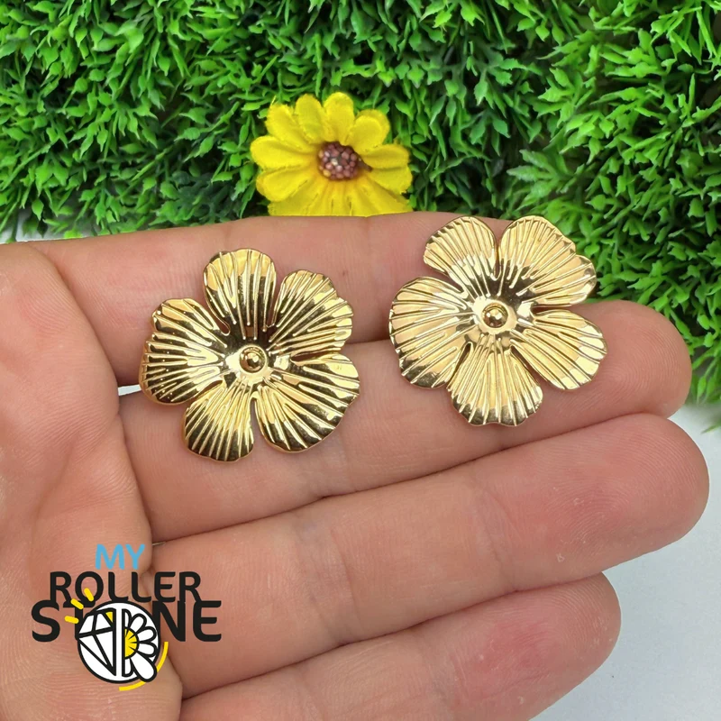 Goldene Blumenohrringe aus Edelstahl