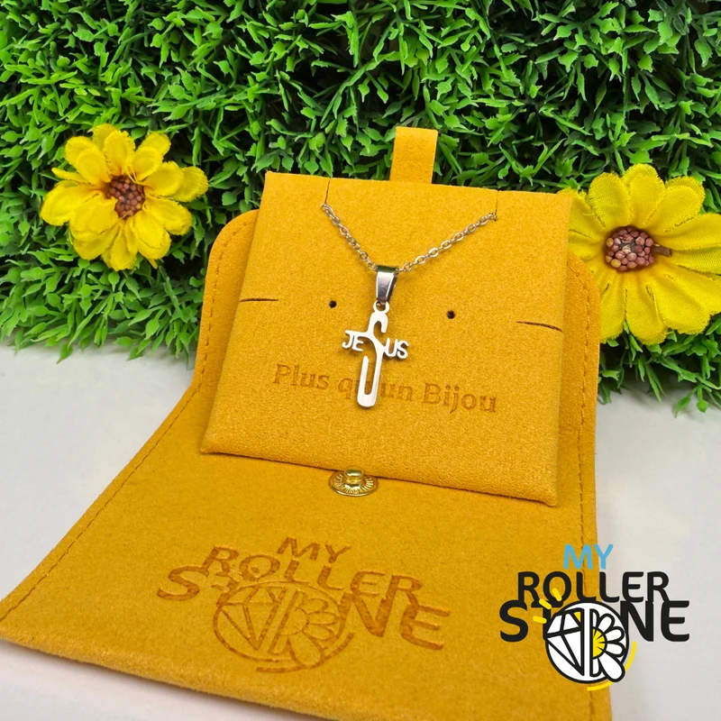 Kreuzanhänger mit der Inschrift JESUS