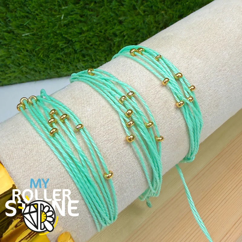 Grünes Armband aus gewachster Kordel mit Perlen