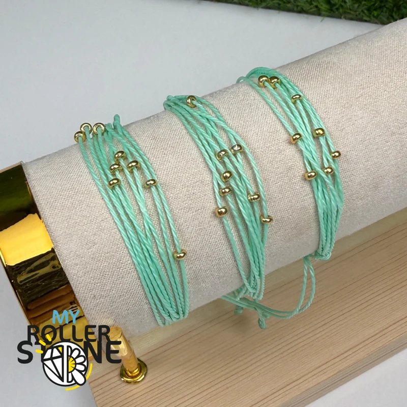 Grünes Armband aus gewachster Kordel mit Perlen
