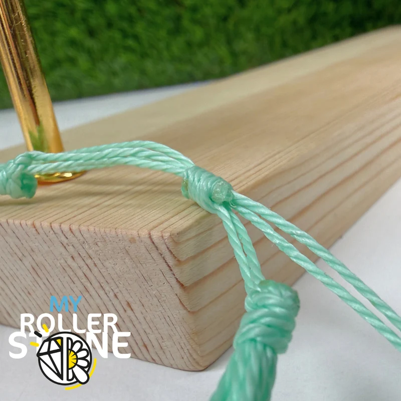 Grünes Armband aus gewachster Kordel mit Perlen