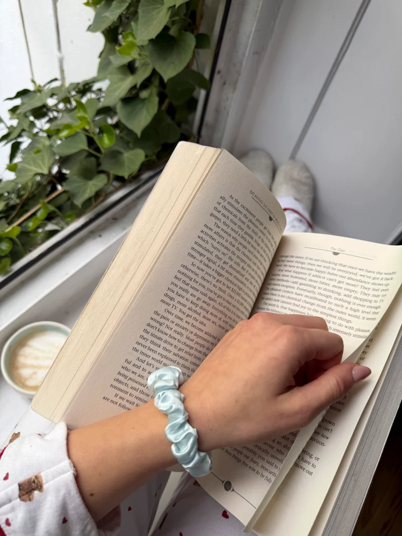Blissful Pure Silk Medium Scrunchie Cream Blue