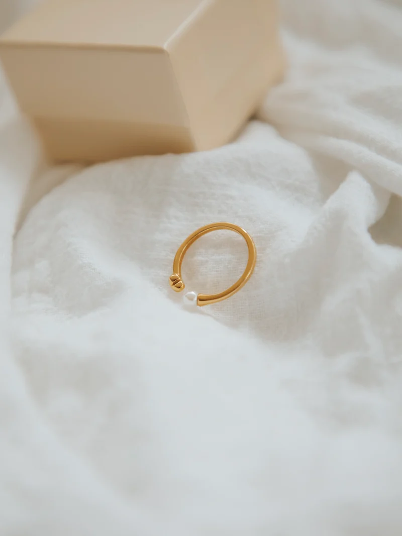 Love in Pearl Ring