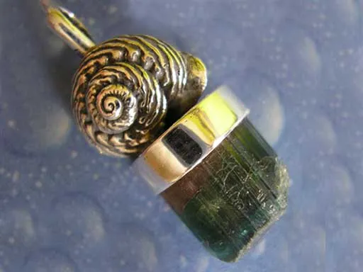 Knotenknopf Schnecke Turmalinkristall bicolor Anhänger