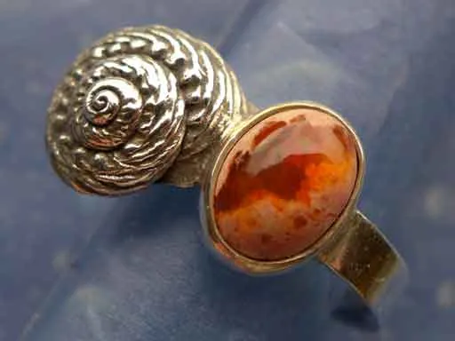 Knotenknopf Schnecke mit Feueropal Ring