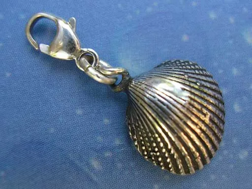 Herzmuschel feingestreift Charms mit Karabiner