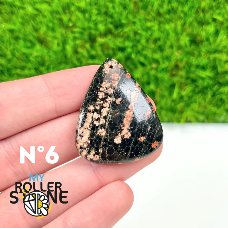 Obsidian-Blumenanhänger mit durchbrochenem Rand