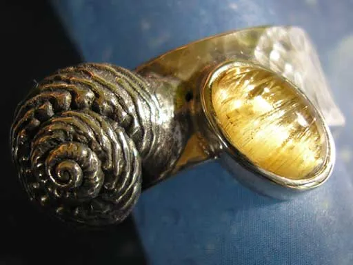 Knotenknopfschnecke mit Rutilquarz Ring