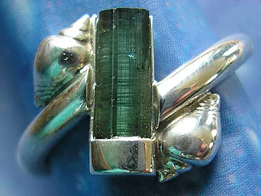 Strombustäubchen mit Turmalinkristall Ring