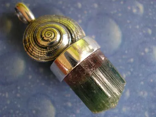 Strohsonnenuhr Schnecke Turmalinkristall bicolor Anhänger