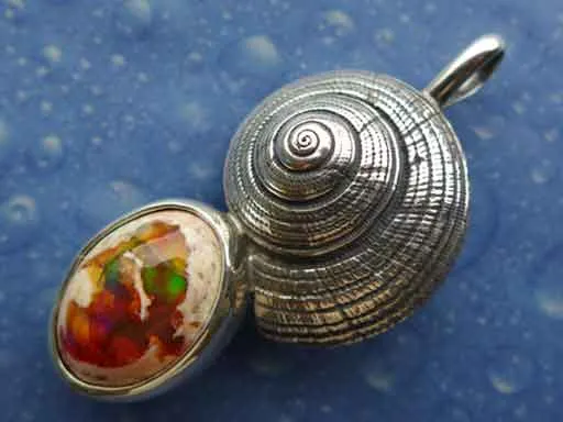 Strohsonnenuhr Schnecke Feueropal Anhänger