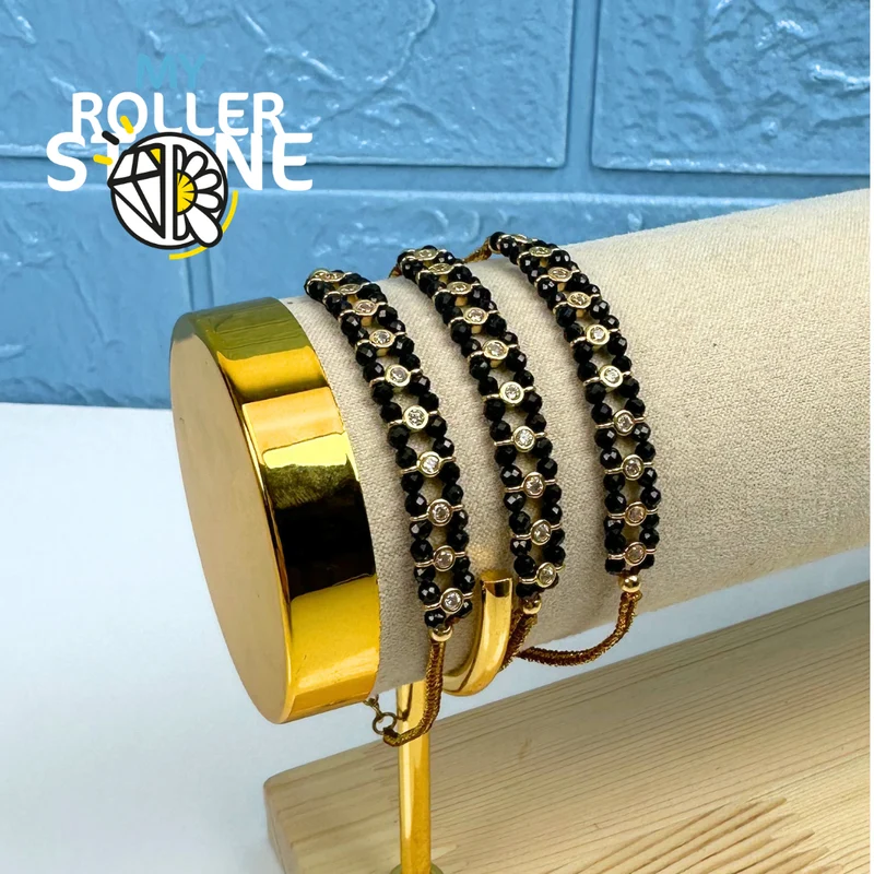 Geflochtenes Armband mit Naturperlen und Strasssteinen
