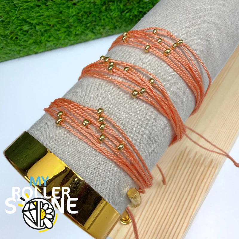 Armband aus orangefarbenem Wachskordel mit Perlen