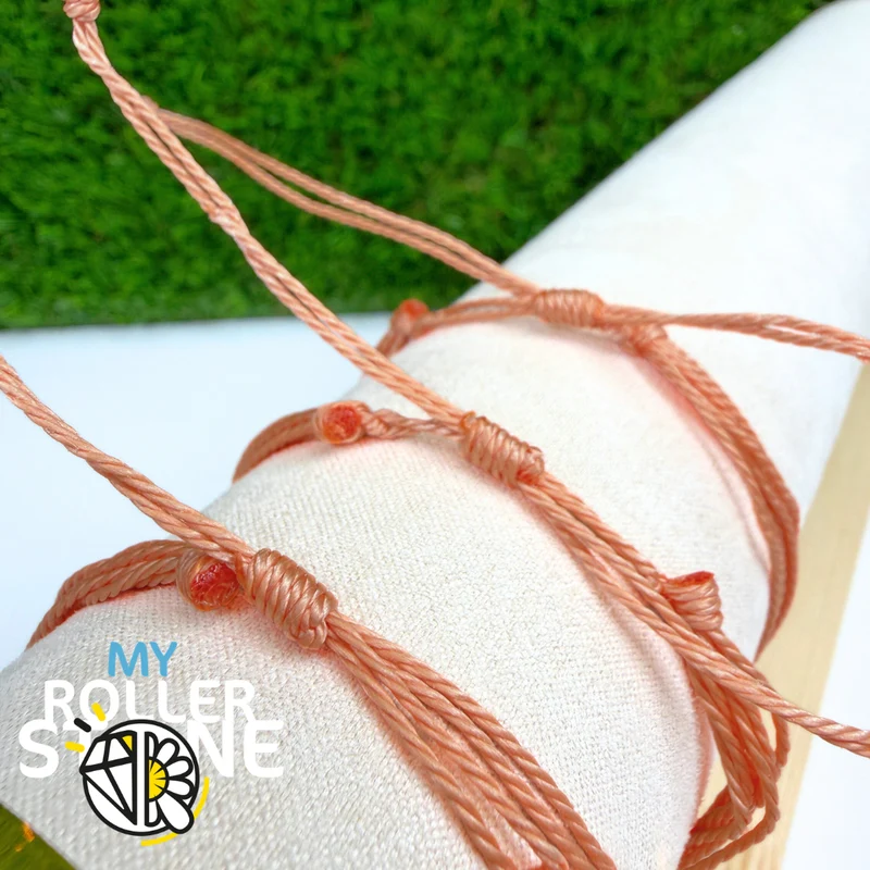 Armband aus orangefarbenem Wachskordel mit Perlen