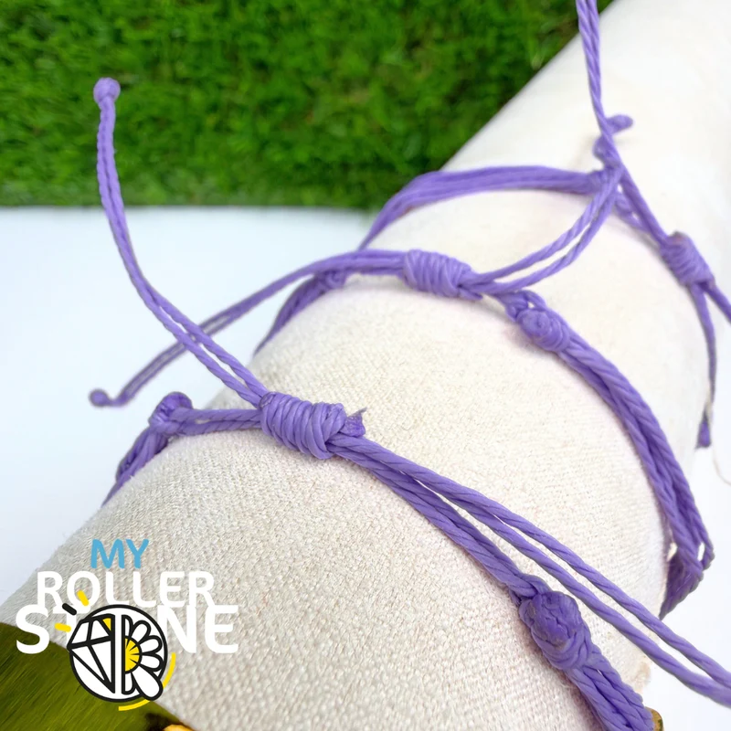 Lila gewachstes Kordelarmband mit Perlen