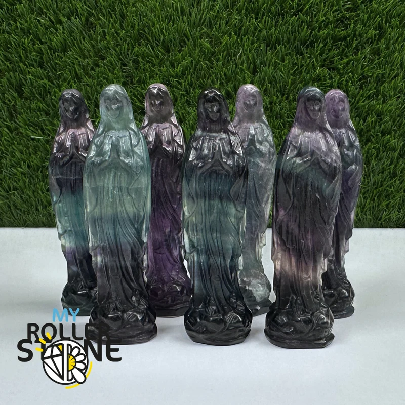 Regenbogenfarbene Fluorit-Statue der Jungfrau Maria