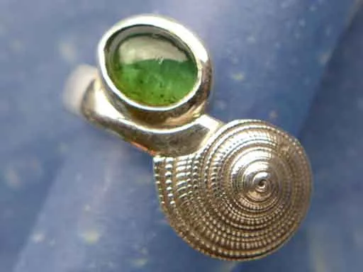 Sonnenuhrschnecke Turmalinkatzenauge Ring