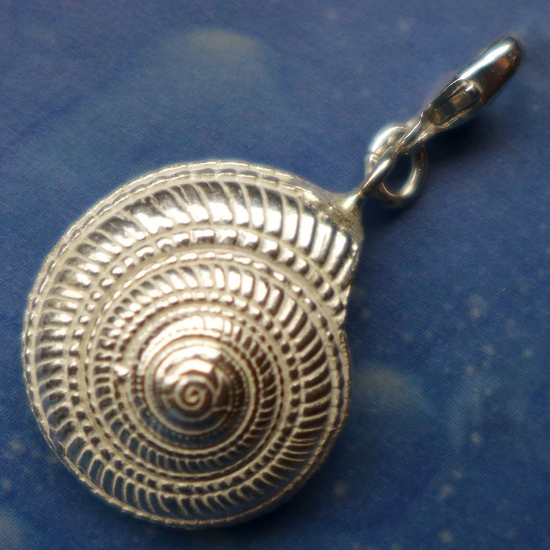 Sonnenuhrschnecke small Charms mit Karabiner