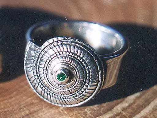 Sonnenuhrschnecke mit Turmalin mittig Ring