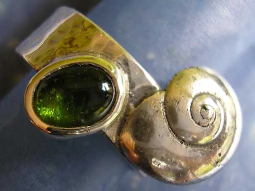 Sonnenknopfschnecke mit Turmalin Ring