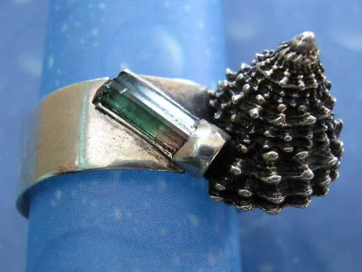 Gekrönte Strandschnecke Turmalinkristall Ring