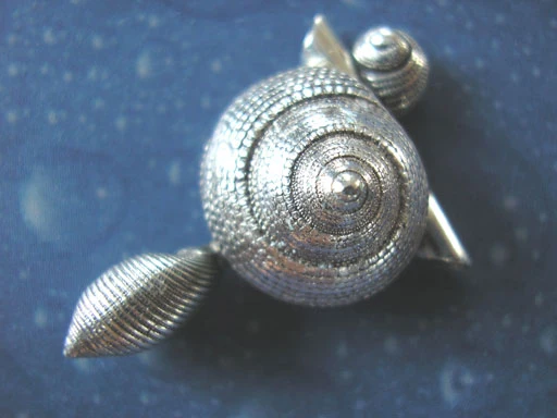 Erdbeer- Oliven- Knopf Schnecke Anhänger