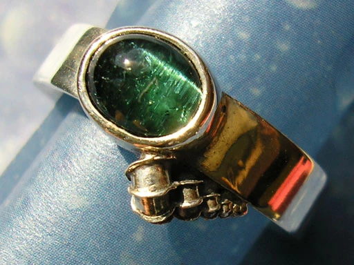 Echte Wendeltreppe mit Turmalin Katzenauge Ring