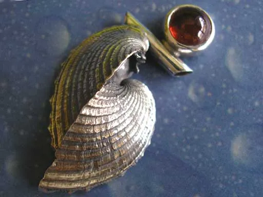 Dione Herzmuschel mit Granat Anhänger Design