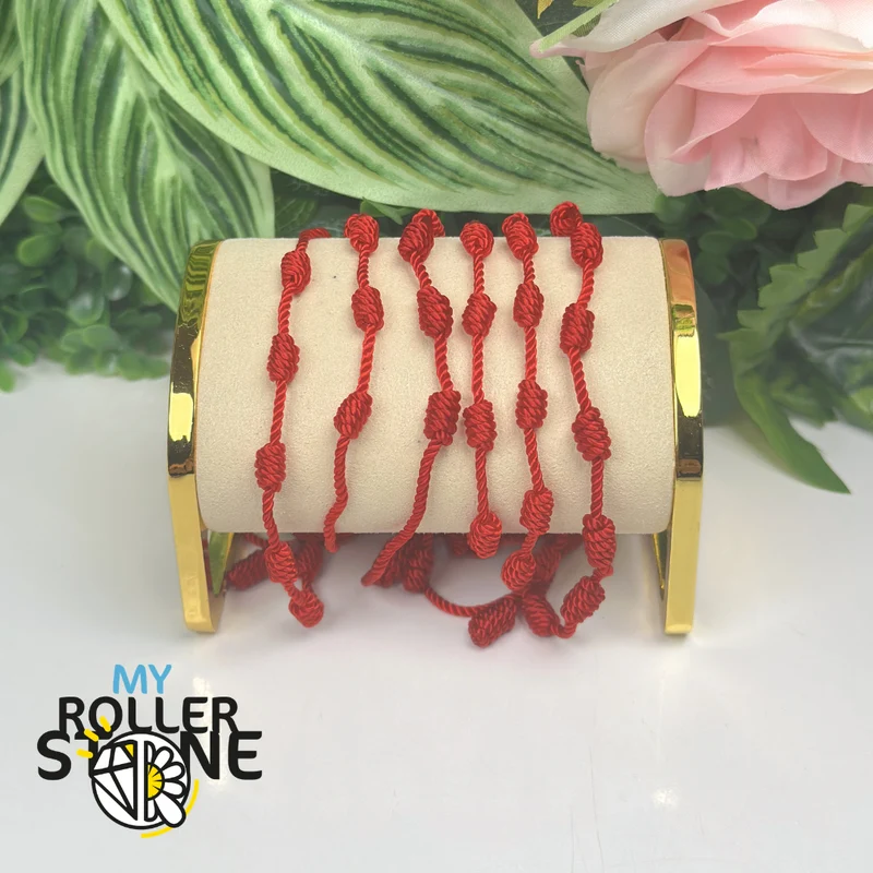 Rotes Armband mit 7 Knoten