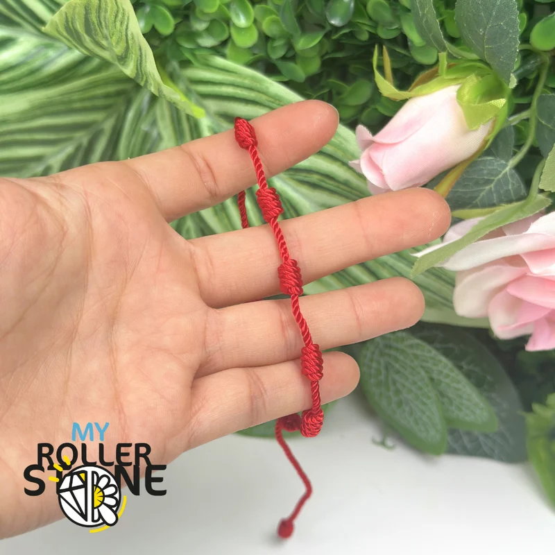 Rotes Armband mit 7 Knoten