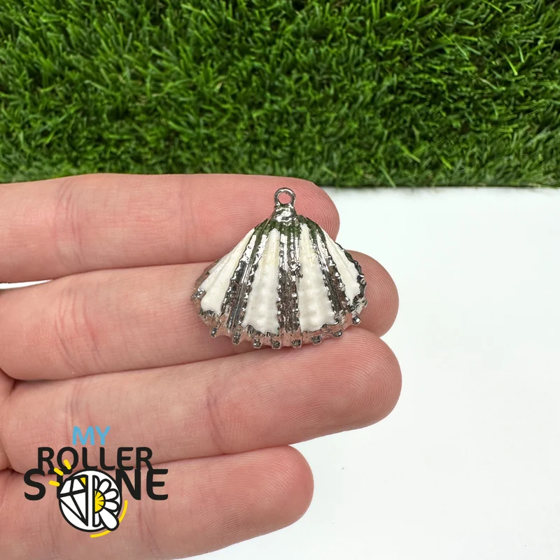 Anhänger aus galvanisiertem Silber in Form einer Jakobsmuschel