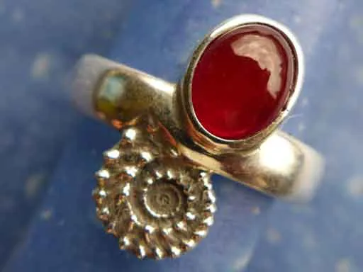Ammonit mit Feueropal Ring