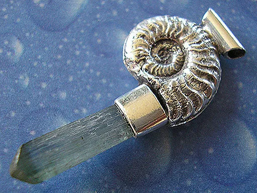 Ammonit mit blauem Turmalinkristall Anhänger