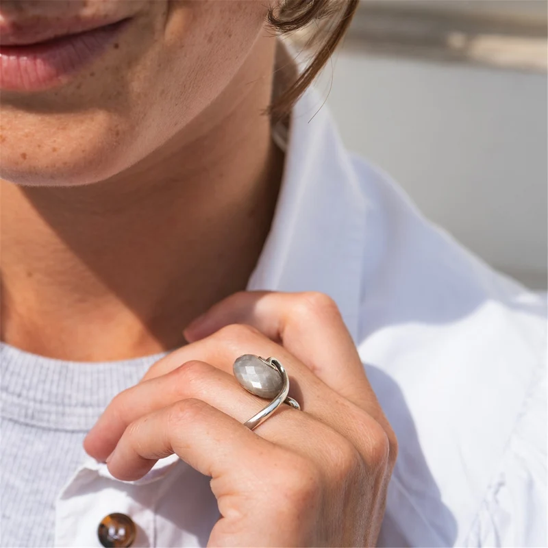 Grauer Mondstein Liebesranken Fantasy Ring
