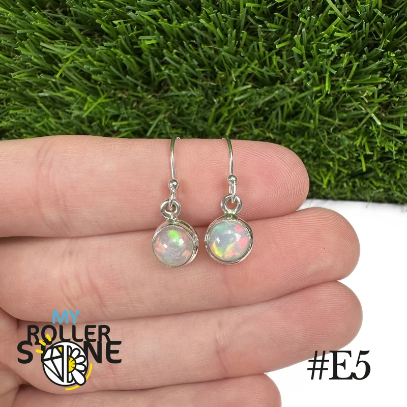 Runde Ohrringe mit äthiopischem Opal und Rand, 7,5 x 7,5 mm, aus 925er Sterlingsilber