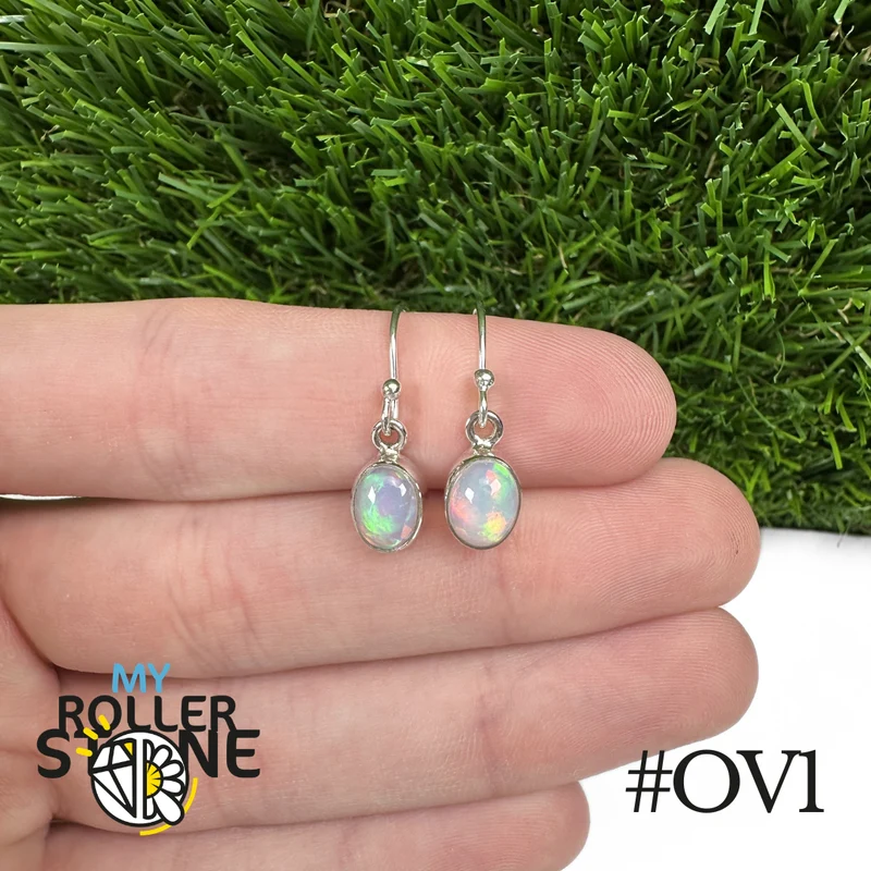 Ovale Ohrringe aus äthiopischem Opal, 9 x 7 mm, aus 925er Silber