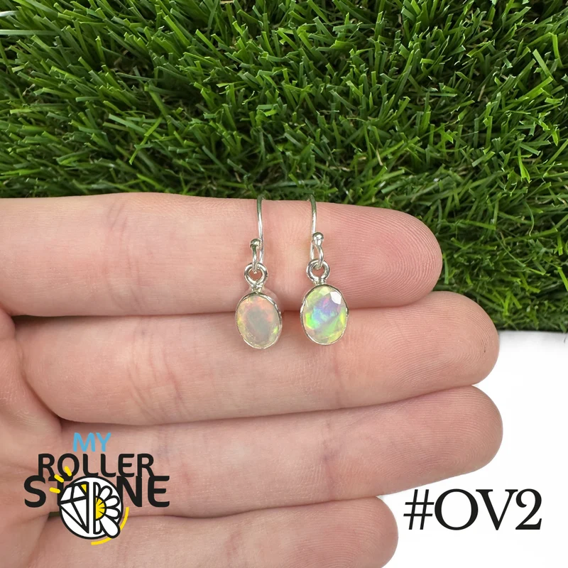 Ovale Ohrringe aus äthiopischem Opal, 9 x 7 mm, aus 925er Silber