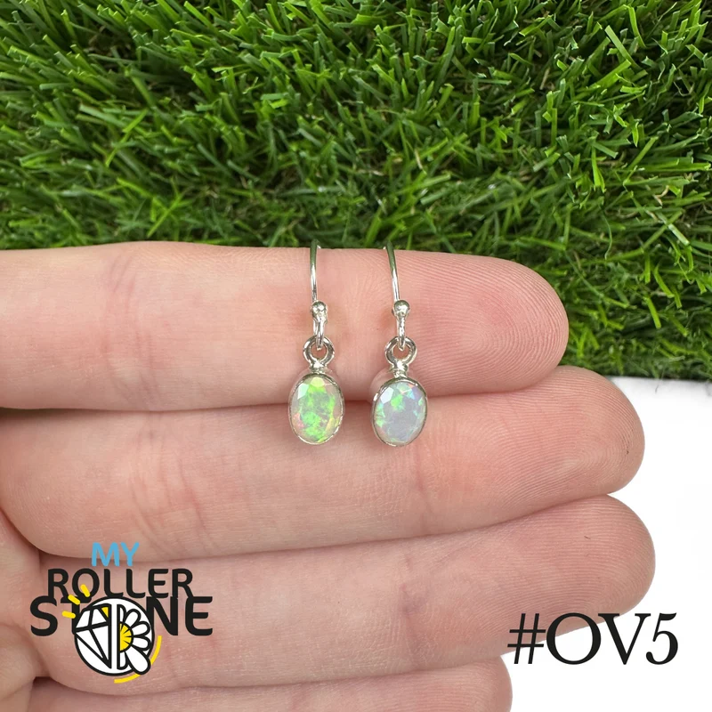 Ovale Ohrringe aus äthiopischem Opal, 9 x 7 mm, aus 925er Silber
