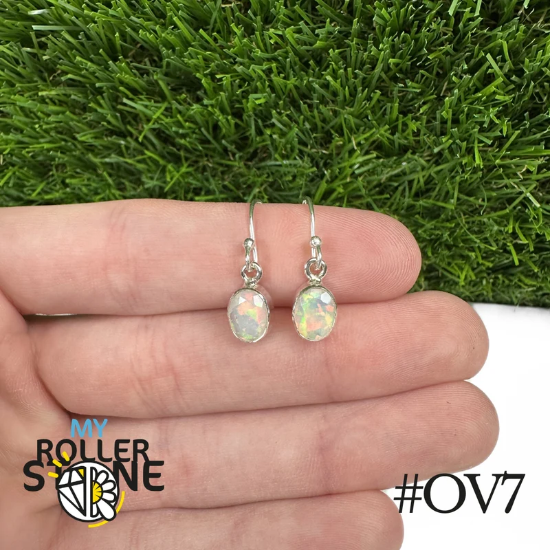 Ovale Ohrringe aus äthiopischem Opal, 9 x 7 mm, aus 925er Silber
