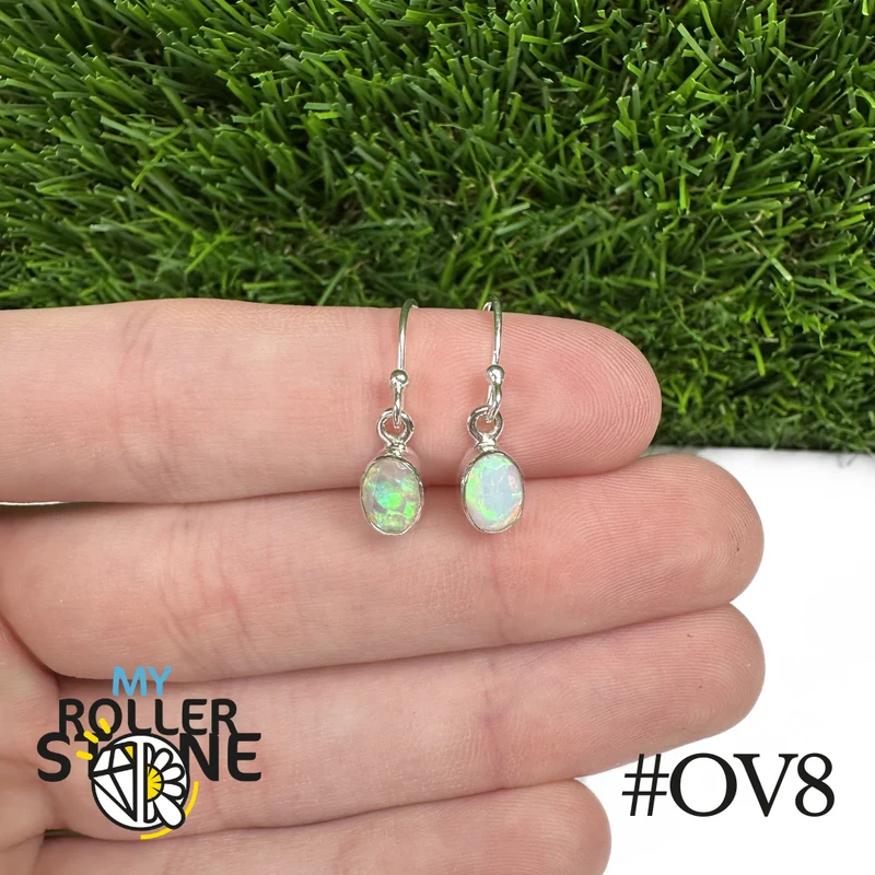 Ovale Ohrringe aus äthiopischem Opal, 9 x 7 mm, aus 925er Silber