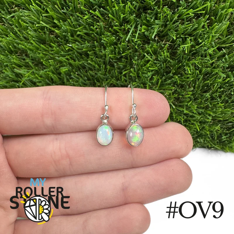 Ovale Ohrringe aus äthiopischem Opal, 9 x 7 mm, aus 925er Silber