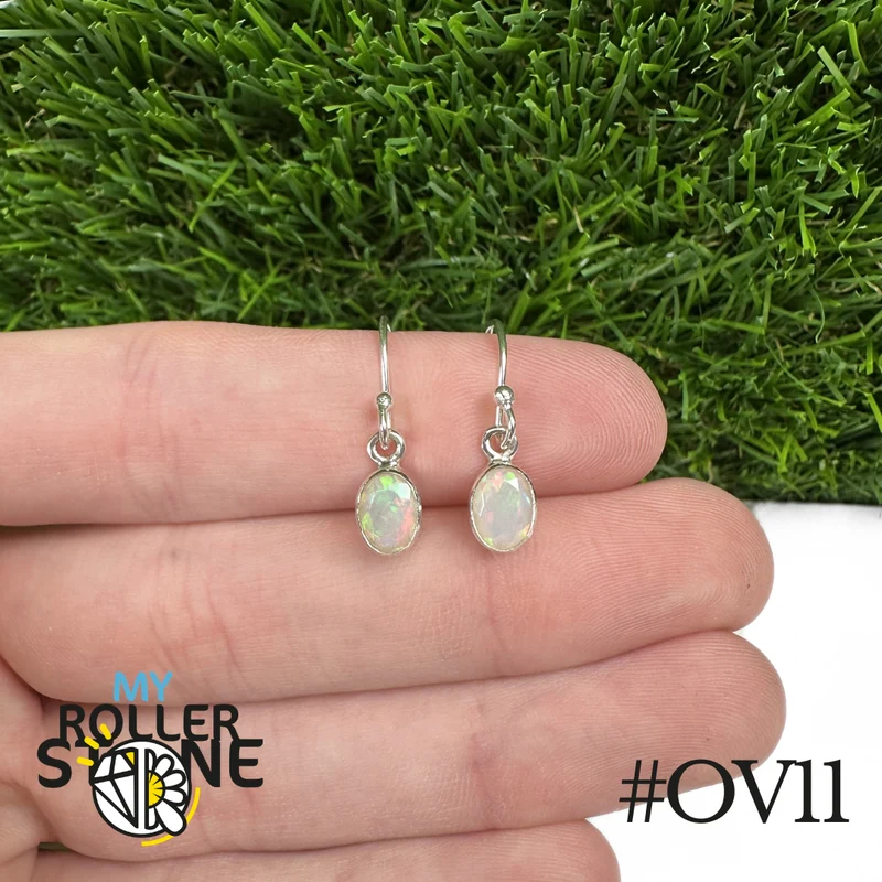Ovale Ohrringe aus äthiopischem Opal, 9 x 7 mm, aus 925er Silber